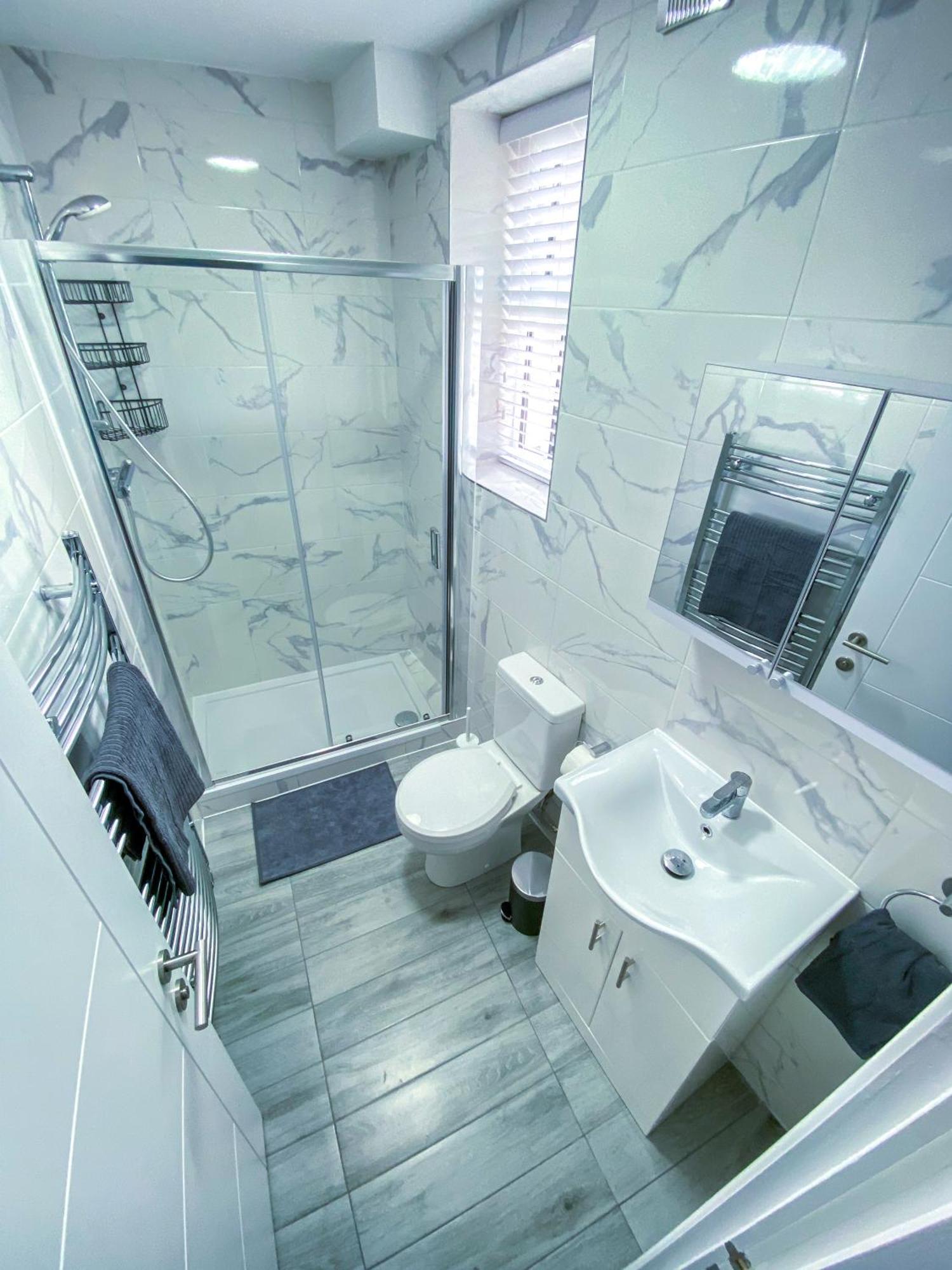 Modern 1-Bedroom Flat, 5 Guest, London - F2 Екстер'єр фото